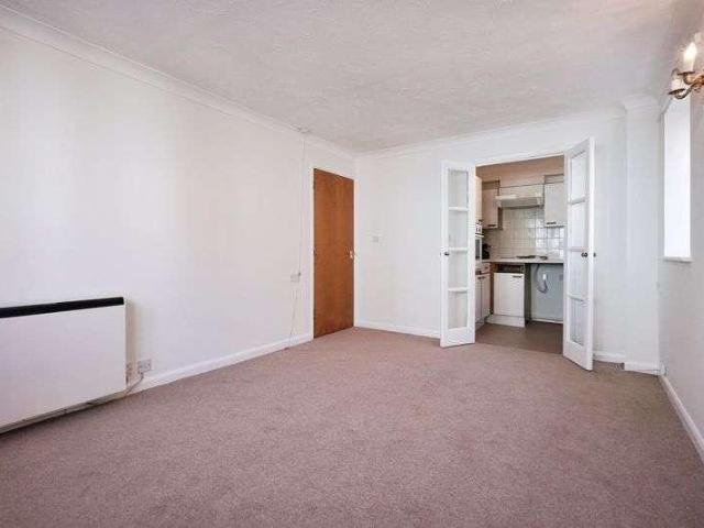 Flat for sale in Folkestone, Foord