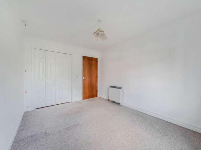 Flat for sale in Fole, Surrey