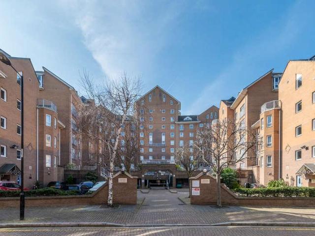 Flat for sale in Isle Of Dogs, Greater London
