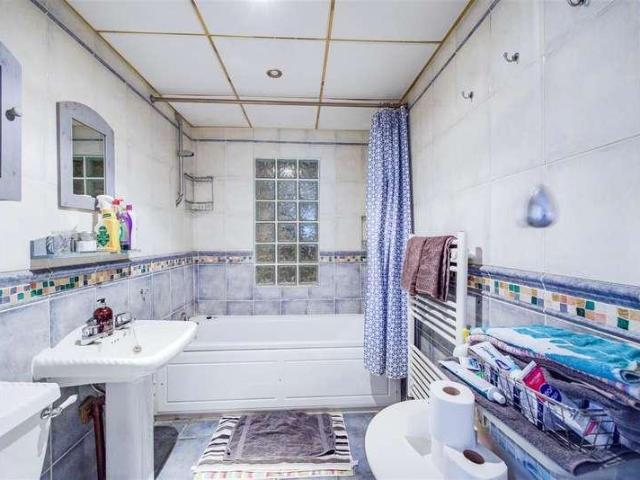 Flat for sale in London Borough of Croydon, Waddon