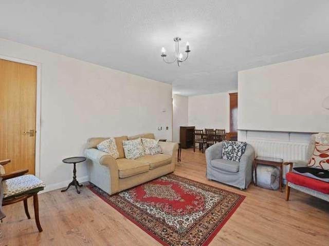 Flat for sale in Lane, Greater London