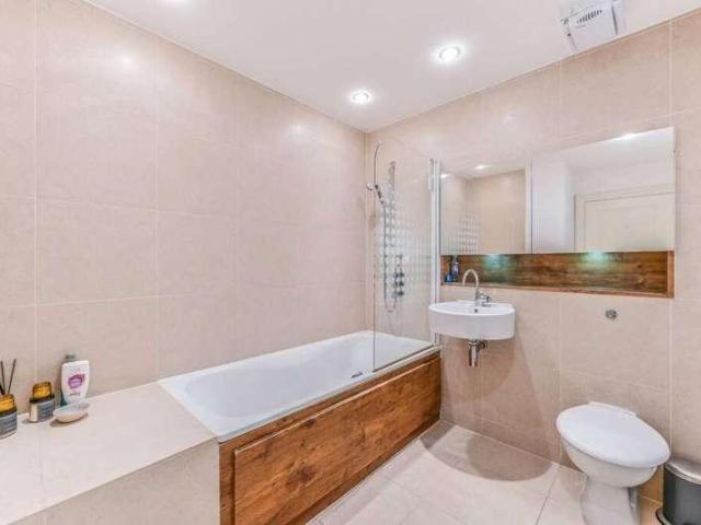 Flat for sale in Clapham Junction, Greater London