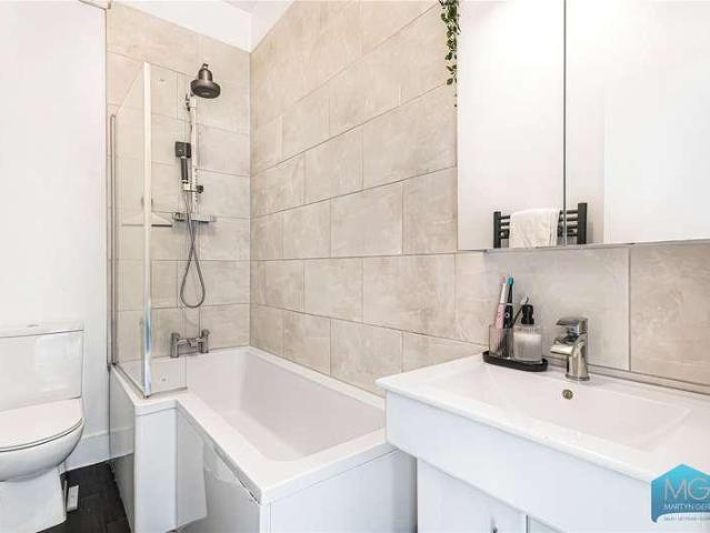 Flat for sale in Stroud Green, Greater London