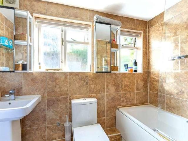 Flat for sale in London Borough of Wandsworth, Greater London