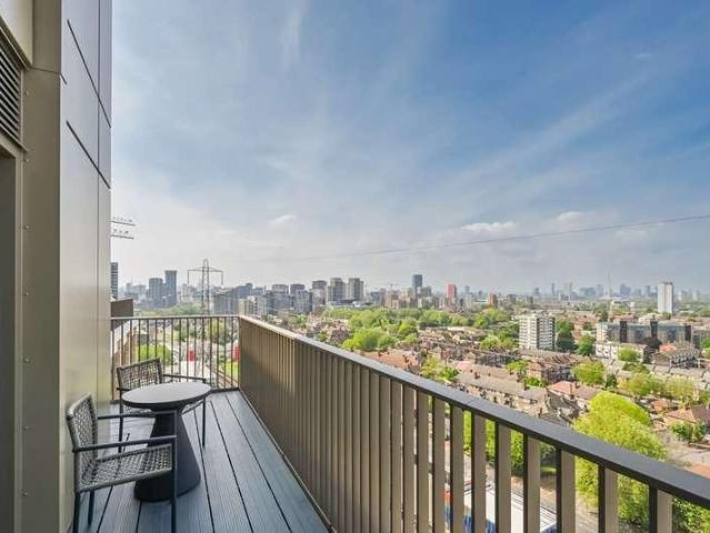 Flat for sale in E16, London