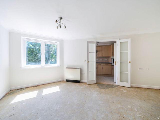 Flat for sale in Hillview, Surrey