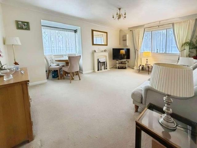 Flat for sale in Old Windsor