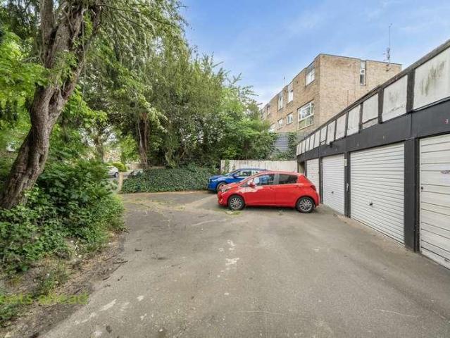 Flat for sale in London Borough of Croydon, Addiscombe