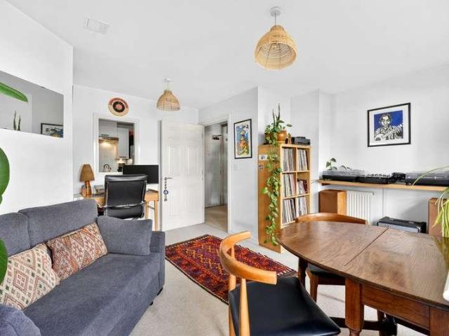 Flat for sale in South Hackney, Greater London