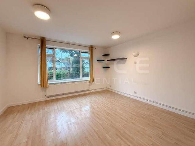 Flat for sale in Mill Hill Village, Greater London
