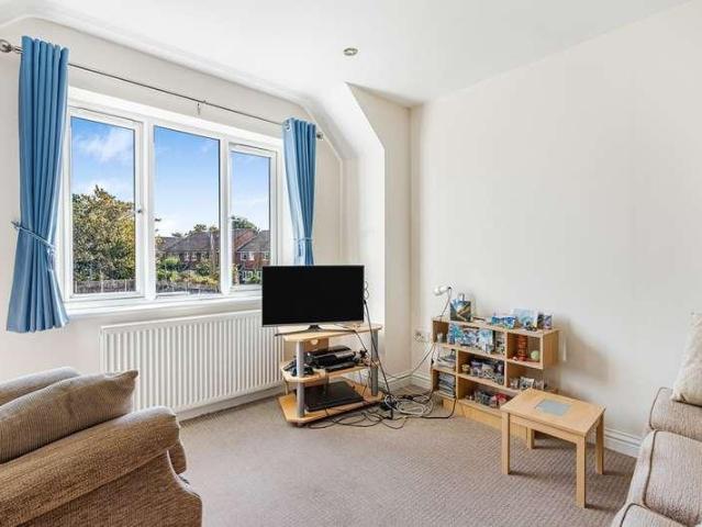 Flat for sale in Staines, Surrey