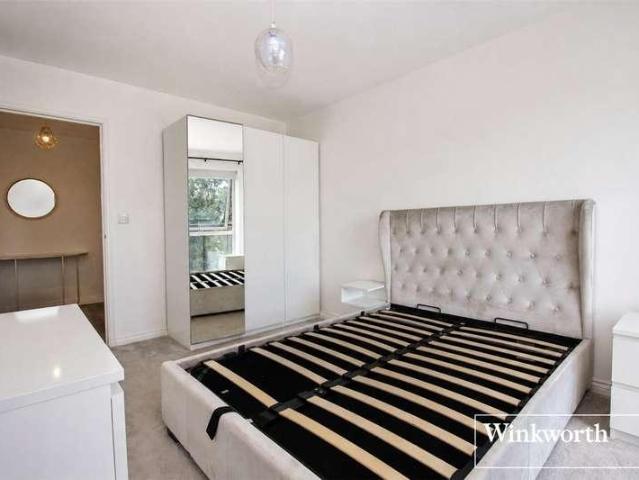 Flat for sale in Elstree and Borehamwood, Borehamwood