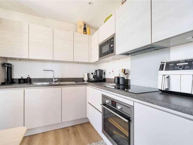 Flat for sale in Bromley-by-Bow, Mile End