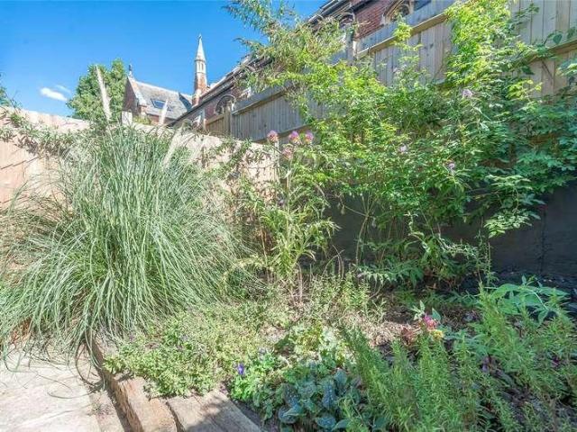 Flat for sale in Stroud Green, Greater London