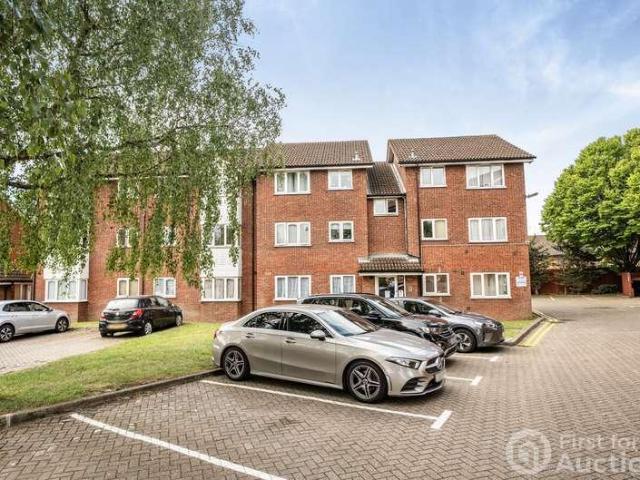 Flat for sale in London Borough of Ealing, Greater London