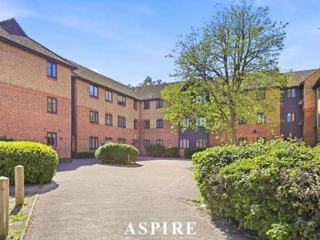 Flat for sale in Laindon, Essex
