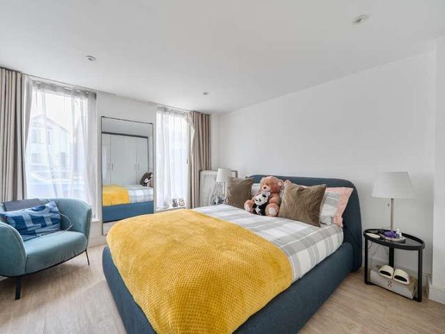 Flat for sale in Ashtead, Mole Valley