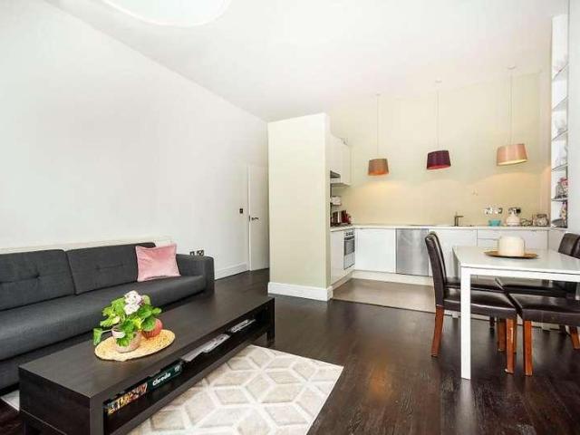 Flat for sale in Bayswater, Greater London