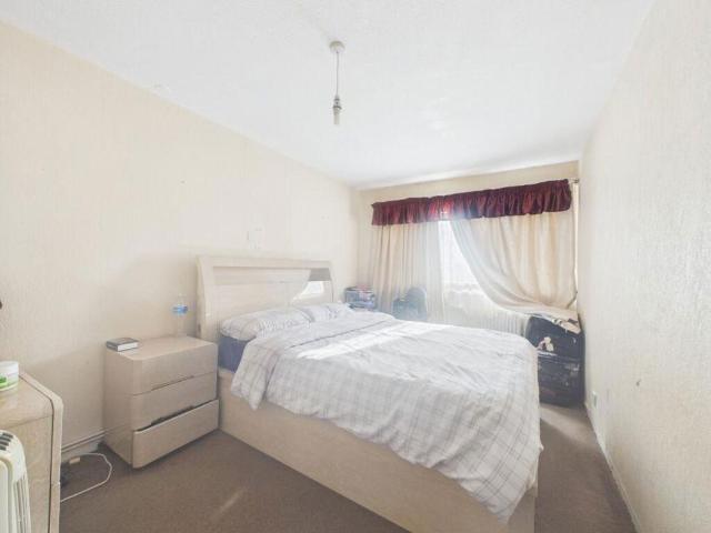 Flat for sale in Thamesmead, Greater London