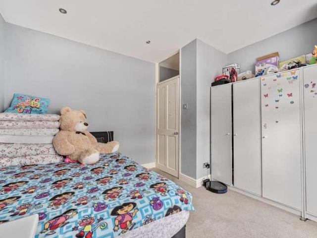 Flat for sale in Maryland, Greater London