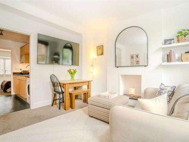 Flat for sale in Kew, Greater London