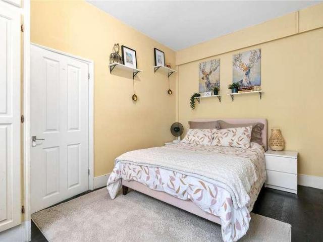 Flat for sale in London Borough of Richmond upon Thames, Greater London
