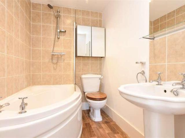 Flat for sale in Red Hill, Surrey