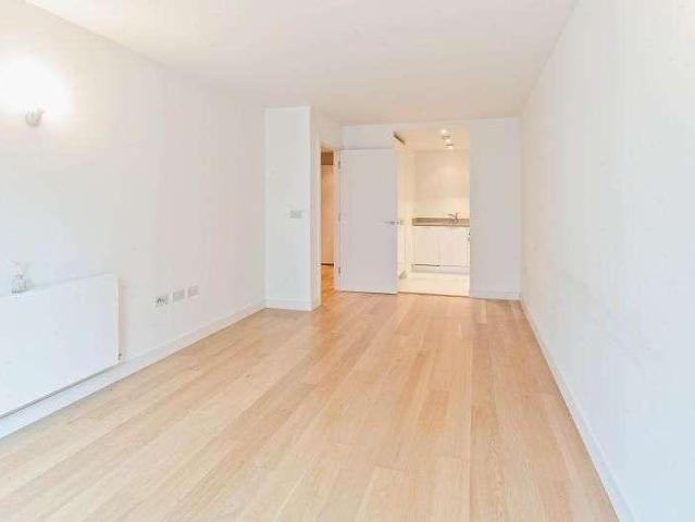 Flat for sale in Hayes, Greater London