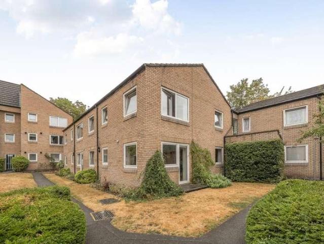 Flat for sale in Horsell, Woking