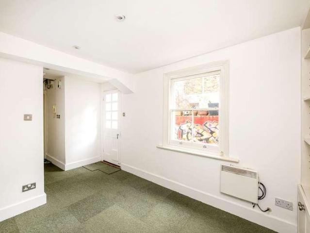 Flat for sale in North Kensington, Greater London