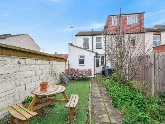 Flat for sale in London Borough of Croydon, Greater London