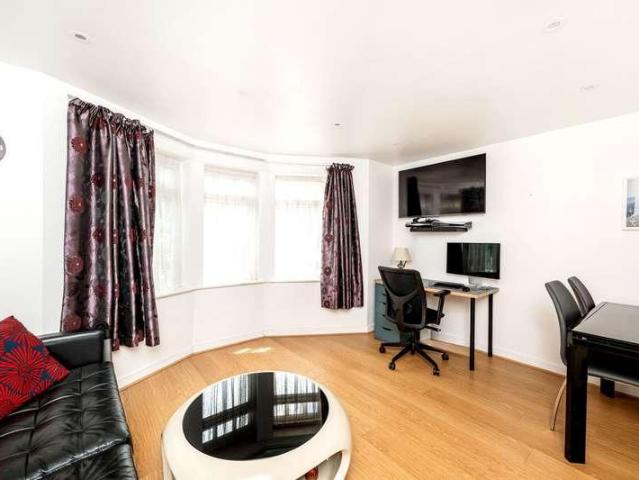 Flat for sale in North Kensington, Greater London