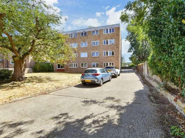 Flat for sale in London Borough of Croydon, Waddon