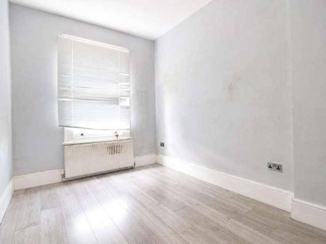 Flat for sale in London Borough of Croydon, Waddon