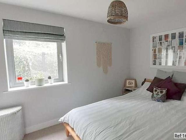 Flat for sale in Summerstown, Greater London