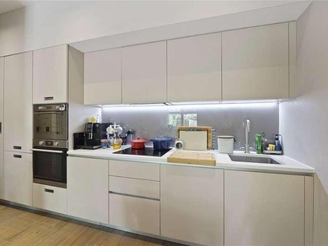 Flat for sale in Hampton, Hampton