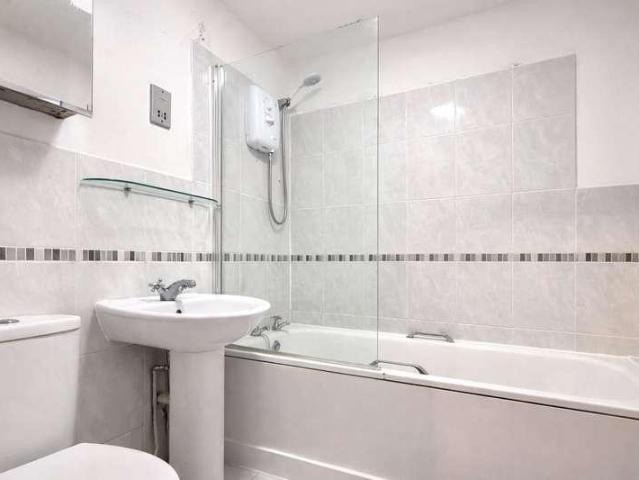 Flat for sale in Clapham, Greater London