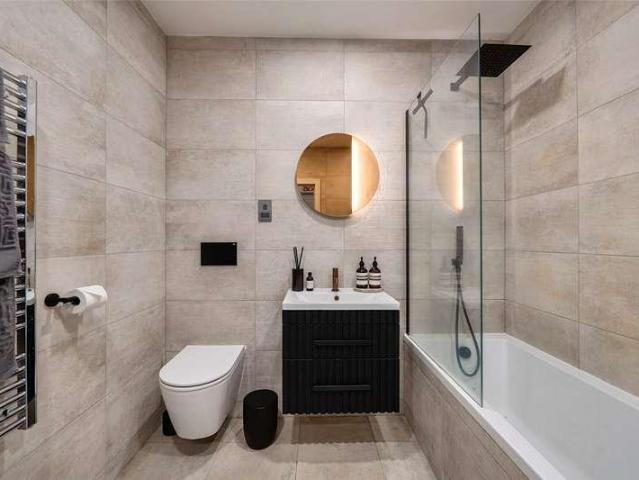 Flat for sale in London Borough of Croydon, Greater London