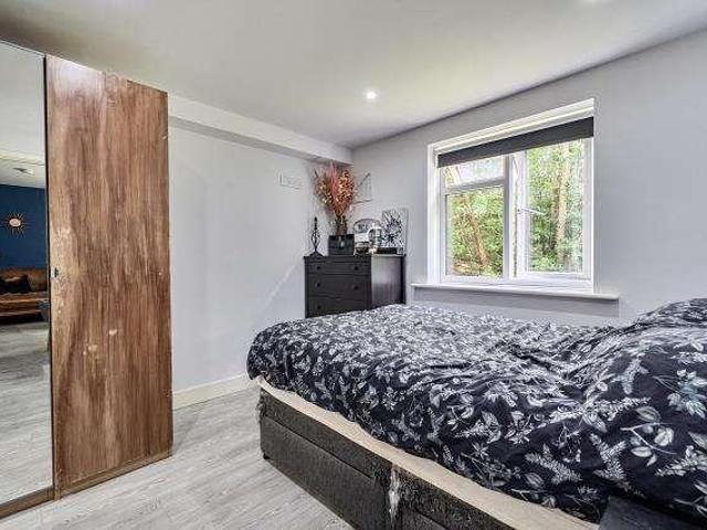 Flat for sale in Heol-las, Surrey