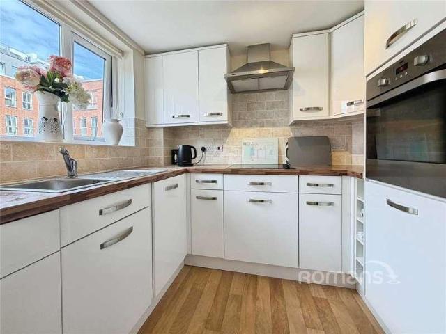 Flat for sale in Heol-las, Surrey