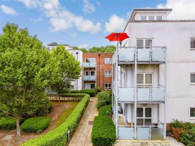 Flat for sale in Red Hill, Surrey
