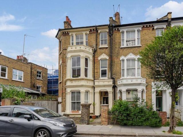 Flat for sale in Kilburn, Greater London