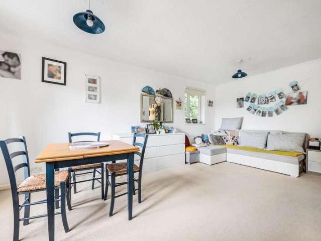 Flat for sale in Henley-on-Thames, Berrick Salome