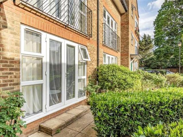 Flat for sale in Bush Hill Park, Greater London