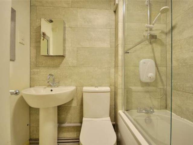 Flat for sale in Uxbridge, Cowley