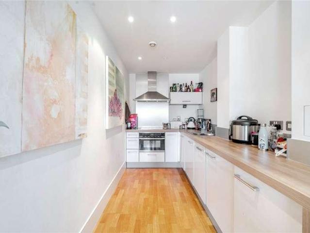 Flat for sale in Finsbury Park, Greater London