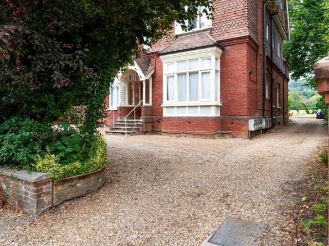 Flat for sale in Red Hill, Surrey