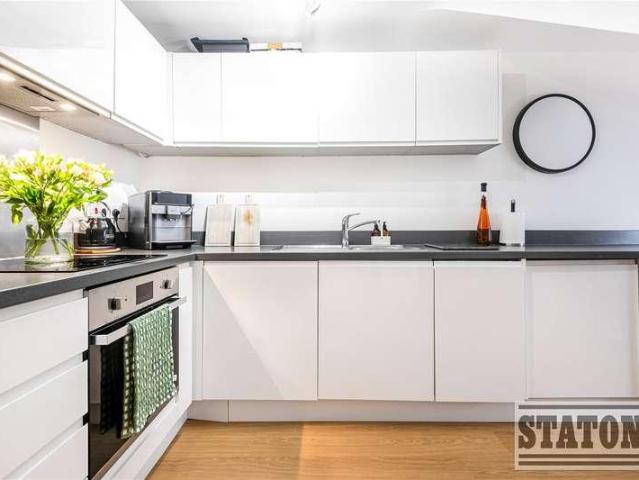 Flat for sale in New Barnet, Greater London