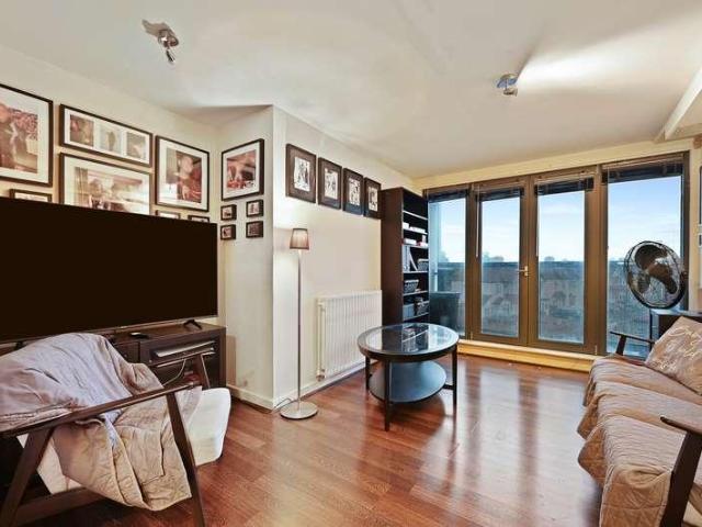 Flat for sale in Lane, Greater London