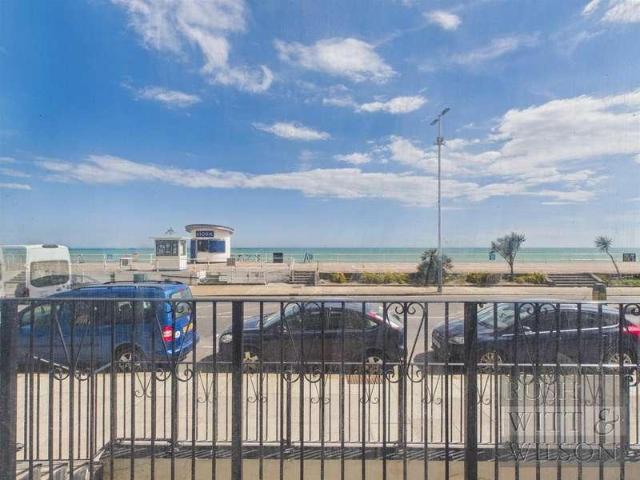 Flat for sale in Bohemia, Guestling Green